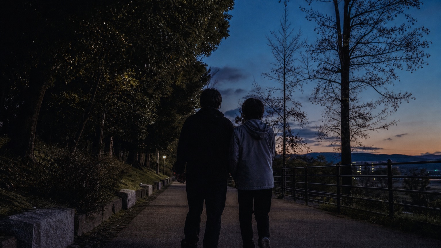 前へ向かって歩く人物の後ろ姿